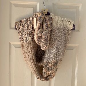 New infinity scarp w/matching mittens-smoke free home